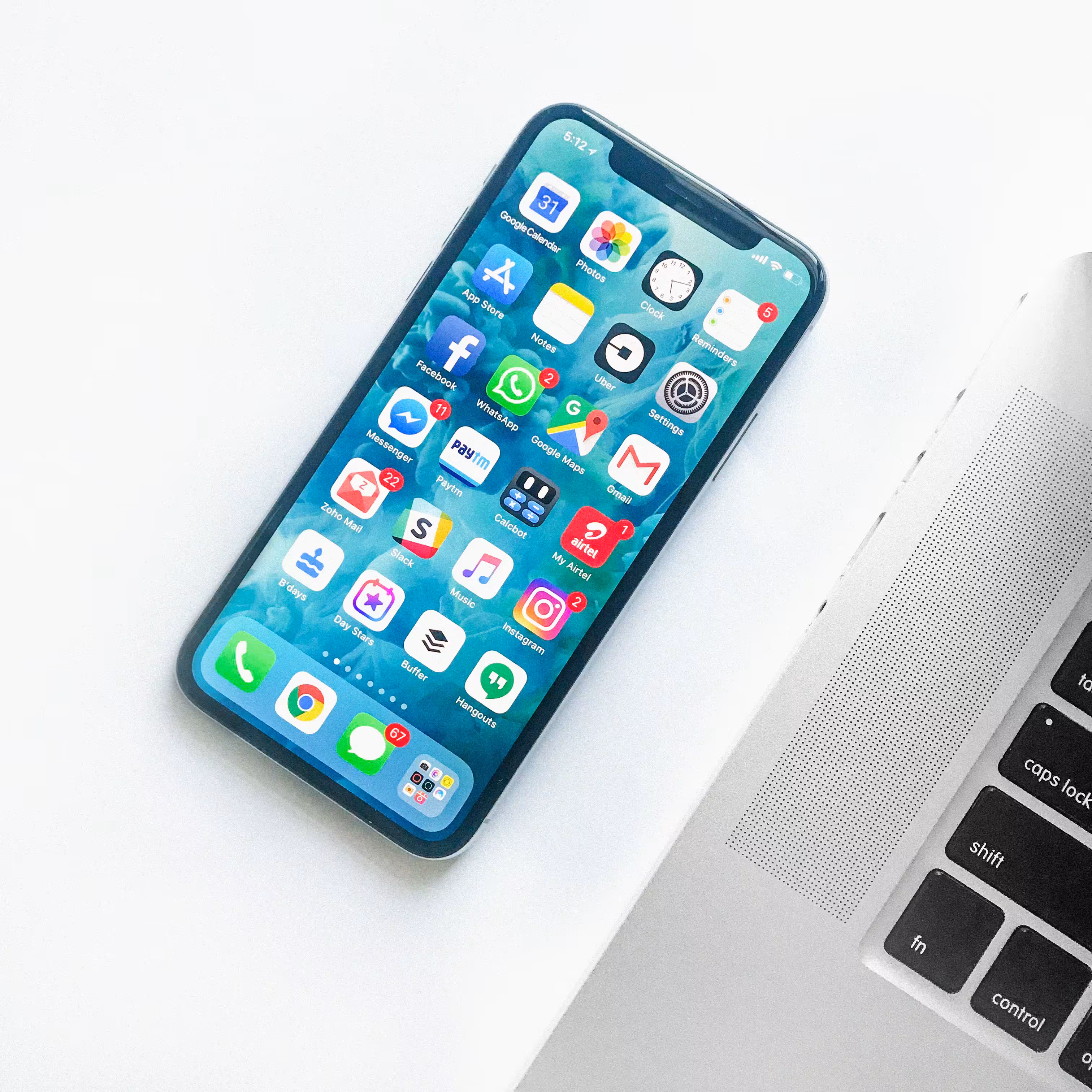 Smartphone capturando foto con cámara profesional