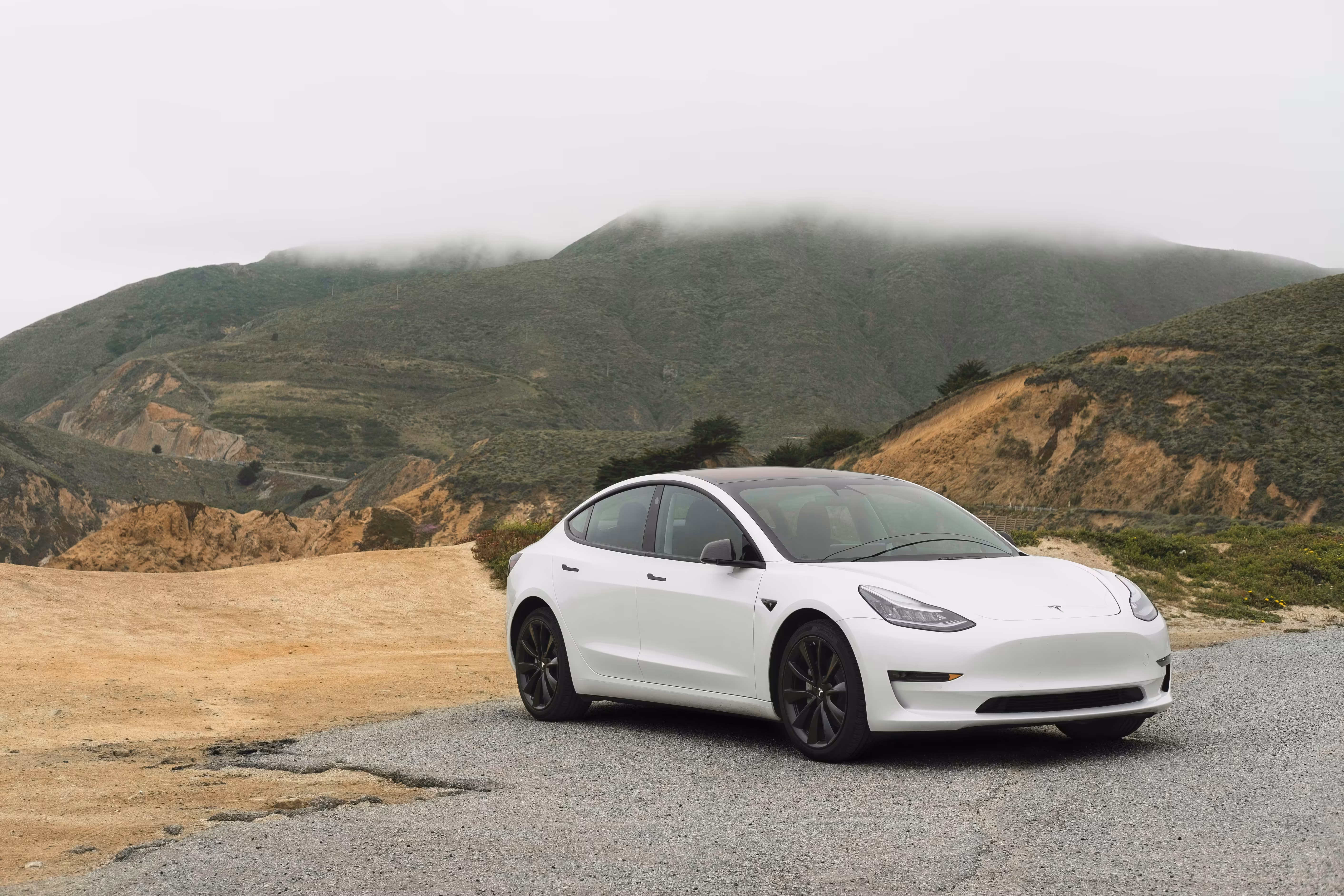 Tesla Model Y blanco en carretera moderna