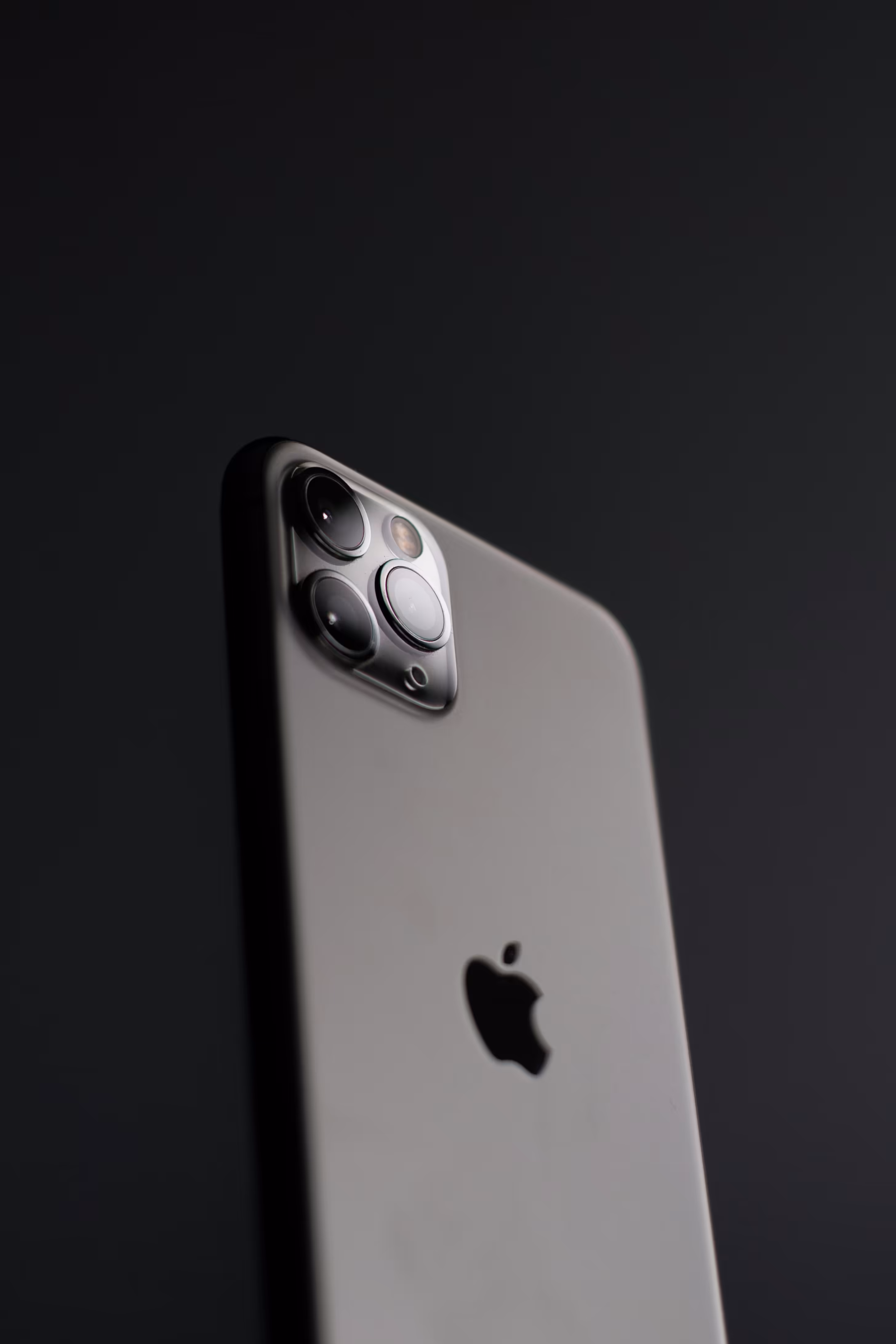 iPhone sobre superficie minimalista